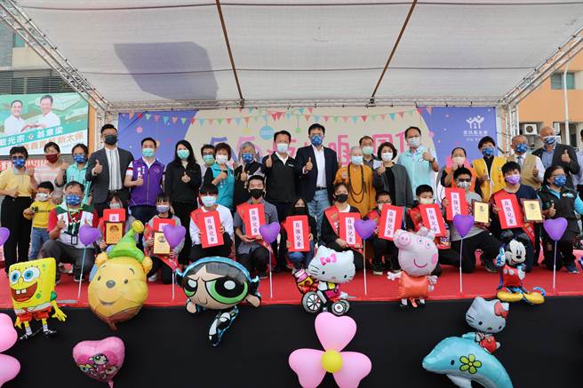 嘉义家扶中心嘉义家扶中心17日在嘉义县举办爱心园游会，表扬自强儿童。（嘉义县政府提供）