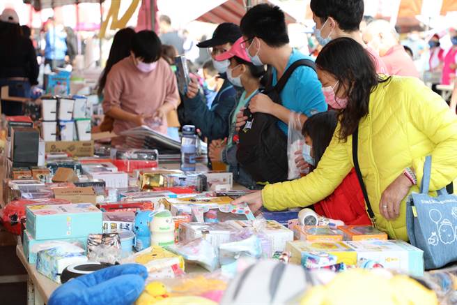 嘉义家扶中心17日在嘉义县七主宫夜市广场举办「疼惜咱ㄟ囝仔」爱心园游会。（嘉义县政府提供）