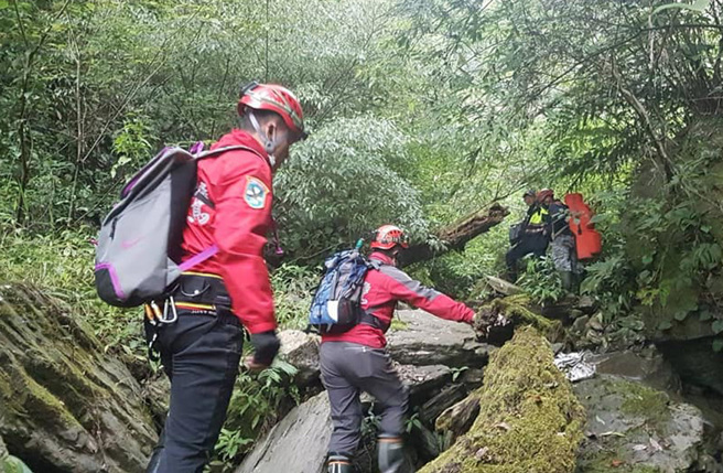 清境農場一處溪谷水源頭發現全裸男屍，神鷹清境分隊出動搬運大體。（翻攝照片）