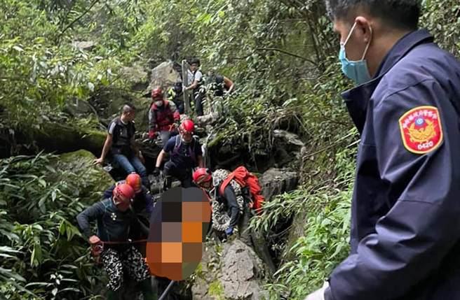 清境農場一處溪谷水源頭發現全裸男屍，神鷹清境分隊將大體運出。（翻攝照片）