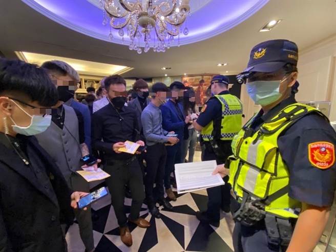 警方进行特定娱乐场所稽查。（翻摄照片／高雄洪靖宜传真）