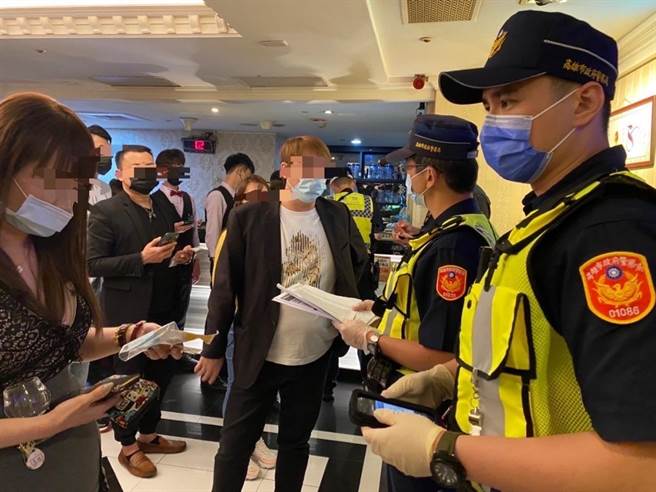 警方进行特定娱乐场所稽查。（翻摄照片／高雄洪靖宜传真）