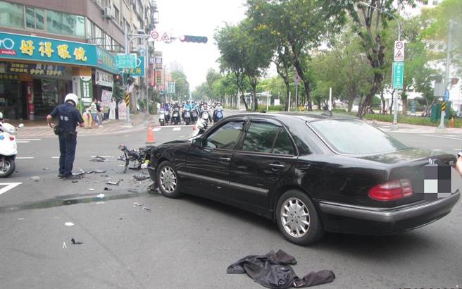 高雄54岁林姓男子17日中午12时许驾驶自小客车行经凯旋二路、四维二路口时，疑似违规左转与对向骑乘机车的18岁陈姓男子发生碰撞，陈男遭撞后倒地不起，全身多处擦挫伤。（翻摄画面／洪浩轩高雄传真）