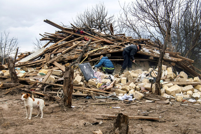 俄军17日清晨持续轰炸基辅周遭地带。图为基辅郊区库哈里村（Kukhari）遭到空袭后的房屋残骸。（图／路透社）