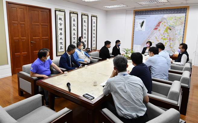 友聯國際集團計畫打造中友彰化新館，友聯國際集團執行董事李奇庭和總經理劉嘉誠等15日拜會彰化縣長王惠美。（彰化縣政府提供／吳敏菁彰化傳真）