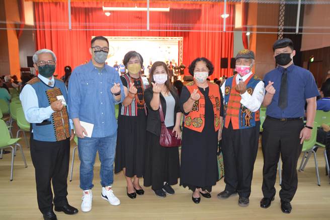 2對寄養爸媽，吳榮標與妻子范金珠（右二、右三），陳雅翰（左一）與妻子王慧貞（左三），在服務20年後選在今年榮退。（謝佳潾攝）