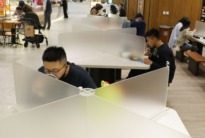 本土疫情升溫，確診人數連三天飆破千例，圖為假日信義商圈美食街。非當事人。（陳俊吉攝）
