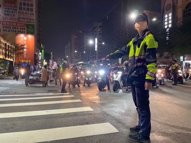 高市府佛心来的！员警全投保防疫险，值勤防疫每月多领5000。(高雄市警察局提供)