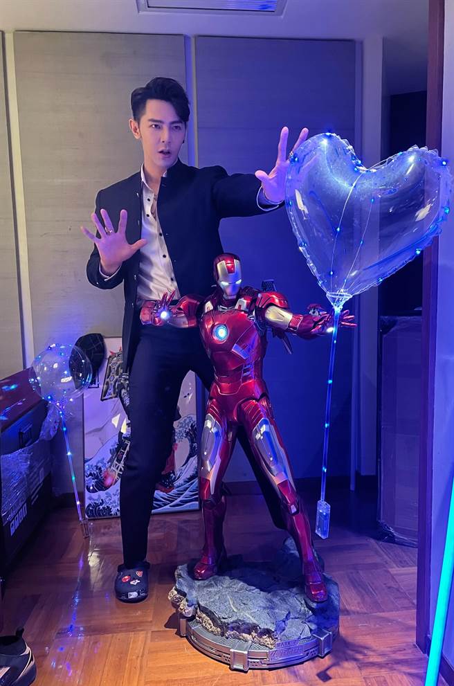 汪東城為心愛的公仔打造防震收藏櫃。（東藝演藝經紀提供）