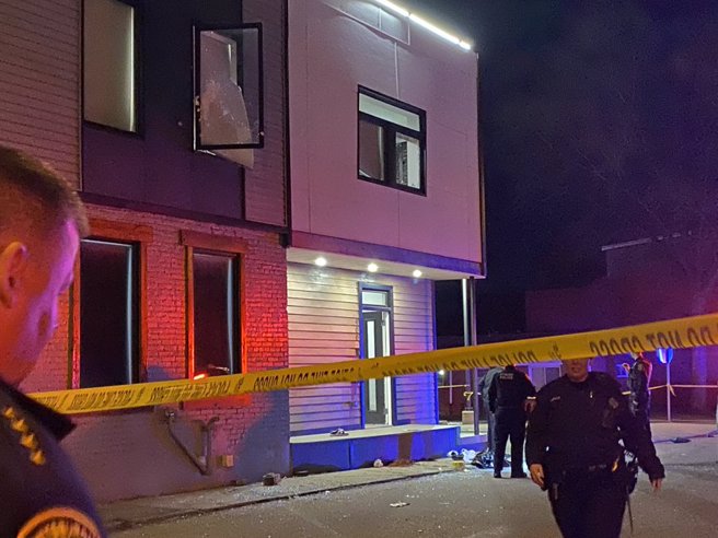 美国宾州匹兹堡一处租屋社区，发生无差别枪击，警方还没提供凶手资讯。(图/匹兹堡公共安全部)