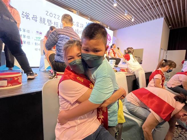 彰化家扶中心自强妈妈黄小玲，勇敢面对生活困境，心中有爱 ，孩子紧紧拥抱，说「妈妈我爱您」，让人感动。（吴敏菁摄）