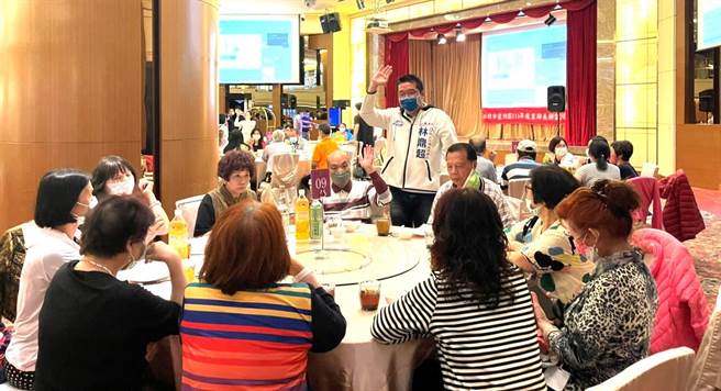 新北市议员拟参选人林鼎超跨区服务，他向民眾拜托，恳请支持。（林鼎超提供／林瑞益高雄传真）