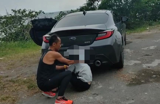 谢姓男子晨跑，发现跑车内冒烟，救出女驾驶。（翻摄谢志强脸书）