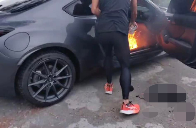 谢姓男子晨跑，发现跑车内冒烟，救出女驾驶还浇水灭火。（翻摄谢志强脸书）