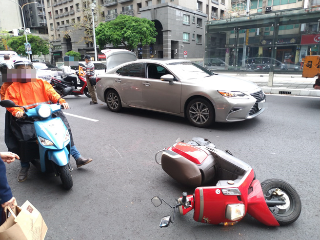 跆拳道选手谢怀莹，本月15日骑车行经罗斯福路1段，前方车子乘客竟直接打开车门，害他闪避不及，整个人摔飞出去。(翻摄自谢怀莹脸书)