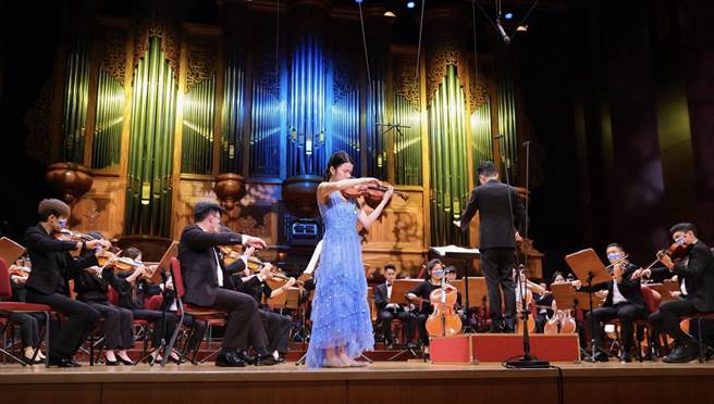 为声援乌克兰，今日下午在国家音乐厅有一场特别的音乐会。图为小提琴家金昫祈演奏。（台北爱乐文教基金会提供）