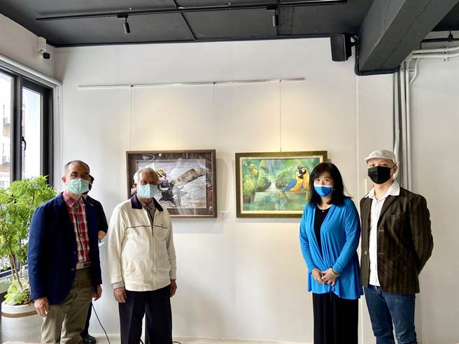 《繪道群生》動物畫聯展17日在台中市開幕，藝術家以動物為主題，傳達疫情期間大家所關注的愛與生命力。（盧金足攝）