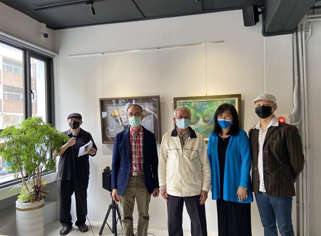 《繪道群生》動物畫聯展17日在台中市開幕，藝術家以動物為主題，傳達疫情期間大家所關注的愛與生命力。（盧金足攝）