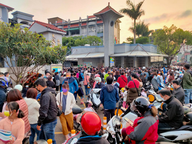 有家长带小孩回校筛检，拍下人潮挤爆桃园某国小门口外。（翻摄自脸书记忆八德）