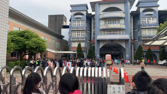 有家长带小孩回校筛检，拍下桃园某国小校内筛检情形。（翻摄自脸书记忆八德）