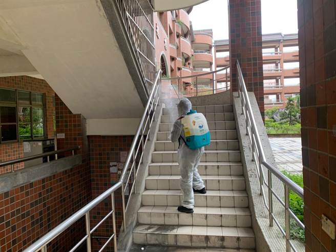 桃园市环保局针对有确诊者的学校进行消毒。（桃园市环保局提供／陈梦茹桃园传真）