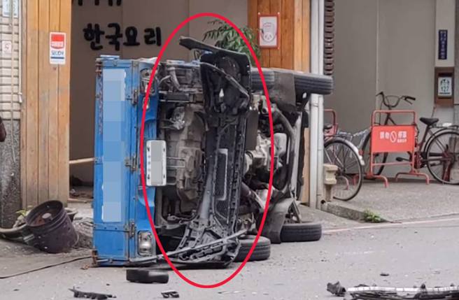 宜蘭羅東鎮忠孝路、民生路口昨（16）日上午發生一起賓士連環撞車禍，小貨車被撞到側翻衝進店家。（翻攝臉書《宜蘭知識+》）