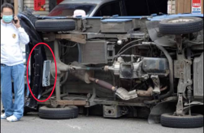 肇逃賓士竟留下聯絡方式：保險桿連車牌卡在小貨車底盤。（翻攝臉書《宜蘭知識+》）