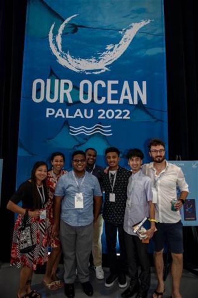 我国青年代表陈怀璞（右2）与各国青年代表在海洋大会相互交流及学习。(外交部提供)