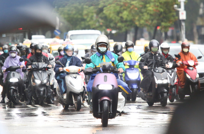 雨伞外套先别收！未来一周天气出炉，中央气象局表示，周三以前北部、东半部地区、中南部山区有局部短暂雨，中部以北低温只有17度。(陈俊吉摄)
