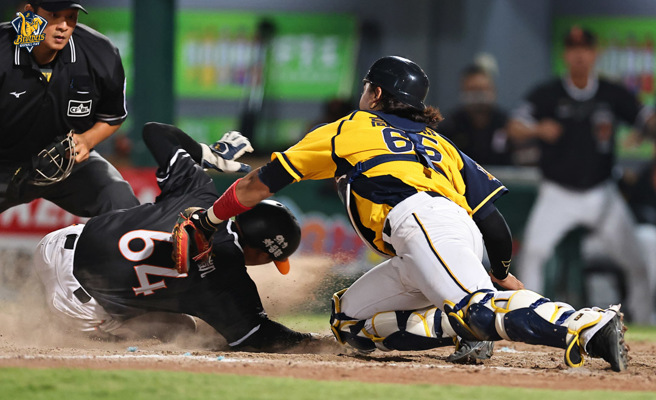 中信兄弟與統一獅之戰在12局下進行本壘攻防戰，經過聯盟改判後，兩隊以5比5和局收場。（中信兄弟提供）