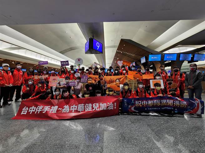 2022高陽世界跆拳道品勢錦標賽將在韓國高陽舉行，17日清晨中華跆拳道代表隊於桃園機場集合出發，台中市伴手禮業者提供伴手禮相挺。（台中市府提供／盧金足台中傳真）