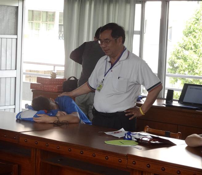 64岁的吴升宴是留美的企业主，担任台中市少辅会志工长达12年，曾帮助吸毒少年与长年关系疏离的母亲和解团圆。（少辅会提供／谢琼云台中传真）