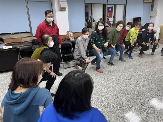 吴升宴担任台中市少辅会志工长达12年，近期投身戏剧宣导志工，风雨无阻利用下班后晚间参与训练及排演，配合用戏剧的方式进行法律常识巡迴宣导；还运用自身技能，无偿协助戏剧道具的修缮保养。（少辅会提供／谢琼云台中传真）