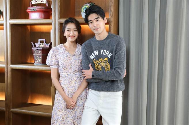 涂善存、林意箴戏里戏外都「一拍即合」。（陈俊吉摄；涂善存服装：rag ＆ bone提供）