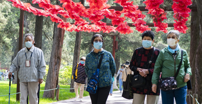 大陆国家统计局第7次人口普查结果显示，大陆全国人口共141178万人，60岁及以上人口为26402万人，占18.70%。老龄化程度进一步加深，未来一段时期将持续面临人口长期均衡发展的压力。（图／中新社）