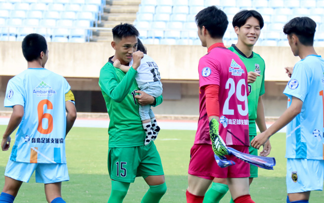 溫智豪（左二）在台電對台北競技的企甲開幕戰，於賽前抱著女兒布布與對手先禮後兵。（李弘斌攝）