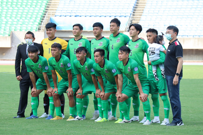 台電企甲開幕戰先發11人賽前合影，溫智豪（右二）也抱著女兒入鏡。（李弘斌攝）