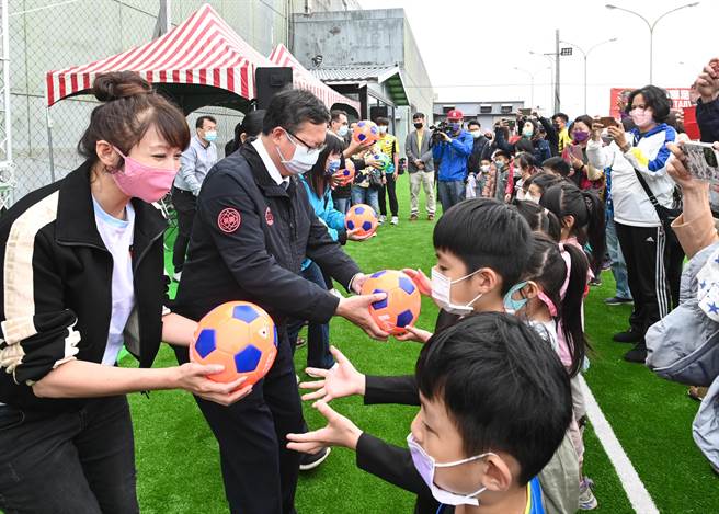 桃园市长郑文灿17日主持台茂购物中心S联盟空中足球场启用，与小朋友互动热络。(杨宗灏翻摄)
