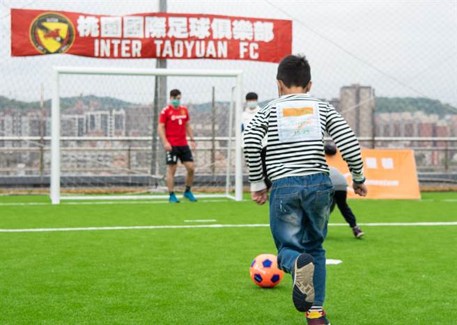 台茂购物中心S联盟空中足球场是专业5人制人工草皮足球场。(杨宗灏翻摄)