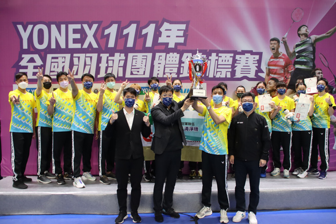 中华羽协理事长张国祚（左2）、副理事长林铭杰（左1）、优乃克行销部长蔡俊同（右1）颁发111年全团赛女团冠军奖杯给合库A队。（中华羽协提供）