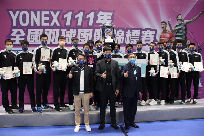 中华羽协理事长张国祚（中）、和泰大金总经理林鸿志总经理（右）、优乃克总经理宫前辉久（左）颁发111年全团赛男团冠军给土银A队。（中华羽协提供）