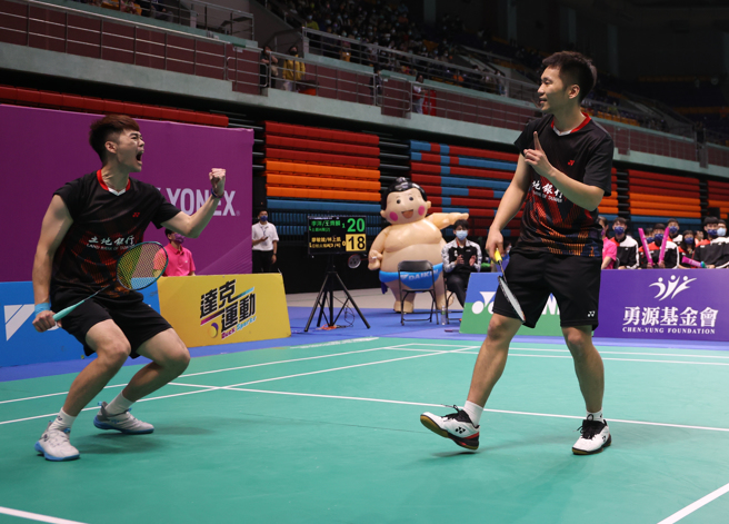 李洋（右）、王齐麟（左）为好球喝采。（陈筱琳摄）