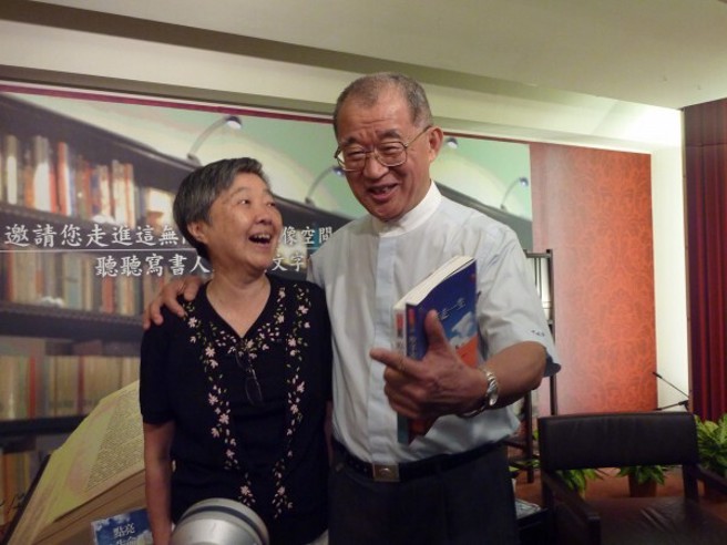 蘇老師是中文系的，文學底子厚，文筆佳，若能多給她一點鼓勵，她寫的書可能老早就超過我了。（圖/作者王建煊提供）