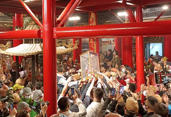眾人高举双手传接副炉妈、湄洲妈、正炉妈安放神案上。（陈淑娥摄）