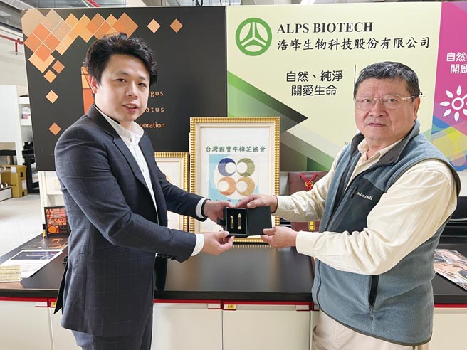 耀德生技董事长王天帝（左）与浩峰生技董事长陈水田（右）共同签署牛樟芝新药健康开发应用技术合作。图╱耀德生技提供