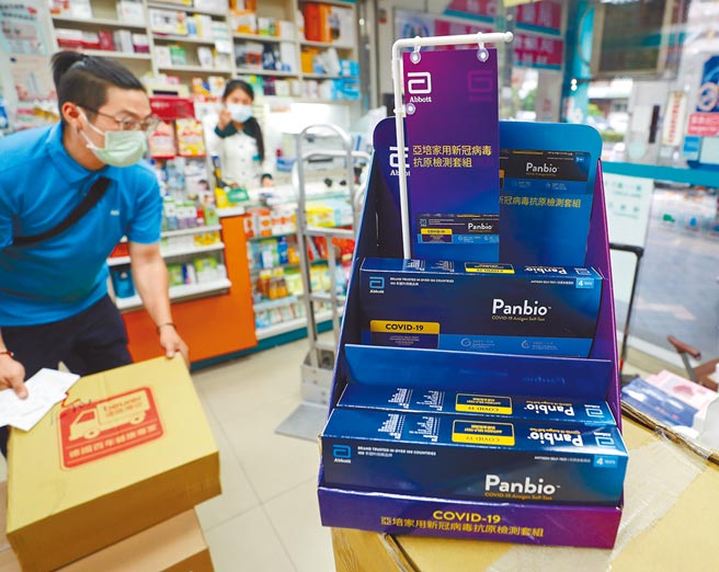 家用快筛试剂需求大增，图为药局的快筛试剂舖货情形。（本报资料照片）
