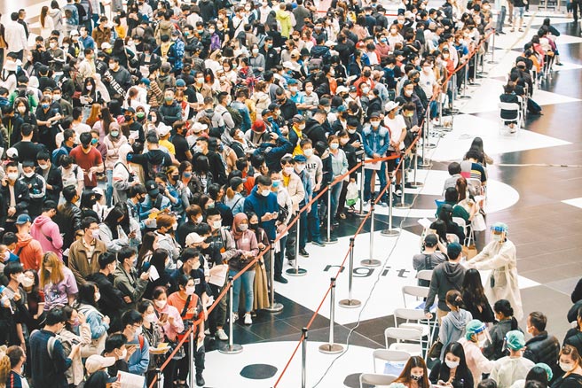 台北火车站大厅疫苗施打站16日涌入大批民眾，原本只预约93人，但随到随打人潮眾多，先发出1500张号码牌，后来又追加300张，共1800张号码牌，北市府强调，疫苗数量足够，17日也增加AZ疫苗，呼吁民眾利用假日前来打好打满。（郭吉铨摄）