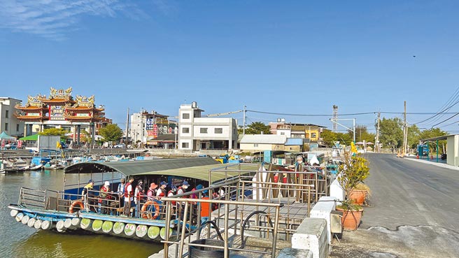 台南七股舄湖的景致及生态环境，吸引许多游客来搭乘娱乐渔筏，体验舄湖之美，近来疫情又升温，娱乐渔筏业者嘆生意惨淡。（张毓翎摄）