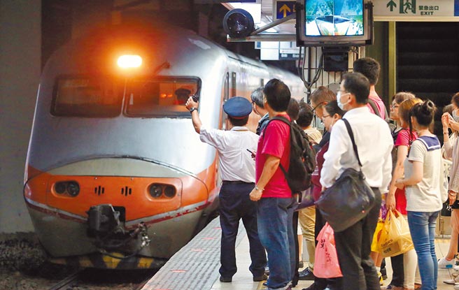 台铁企业工会拟在5月1日发起「依法休假」，但劳委会曾在1988年时函释指出，若有「突发事件」，雇主可依《劳基法》停止国定假日，要求劳工出勤。（本报资料照片）