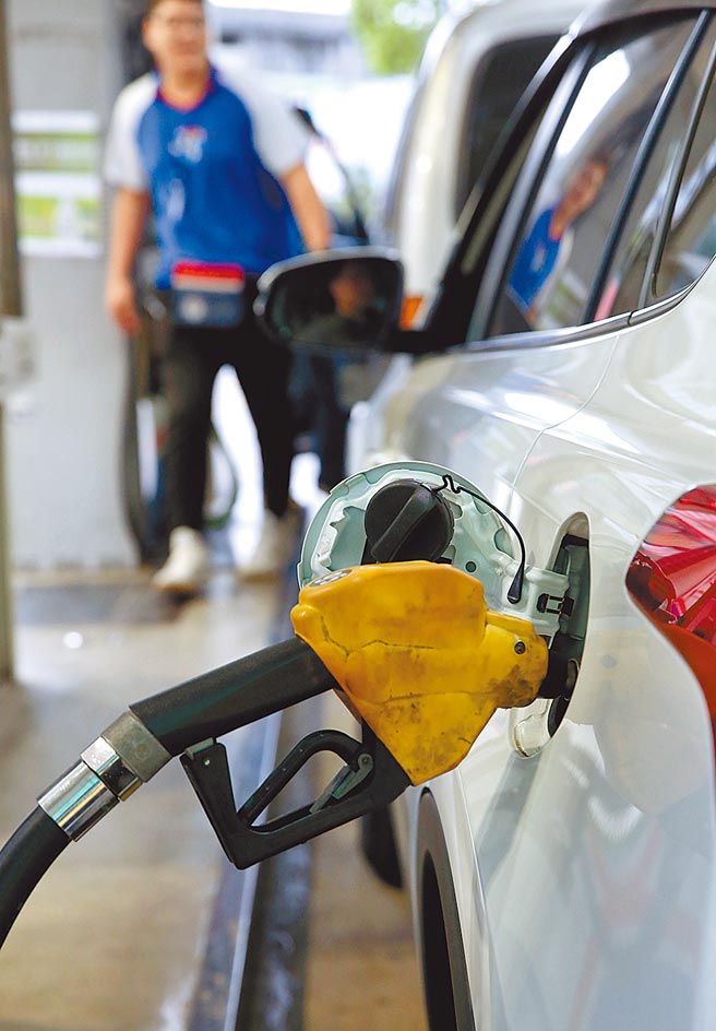 油品货物税只减徵到6月底，如果不续减，则汽油价将往上调高2.2元，非常可观。（本报资料照片）